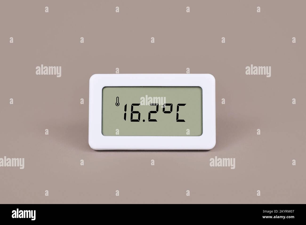 Digitales Thermometer zeigt eine Kühlraumtemperatur von 16,7 Grad Celsius an Stockfoto