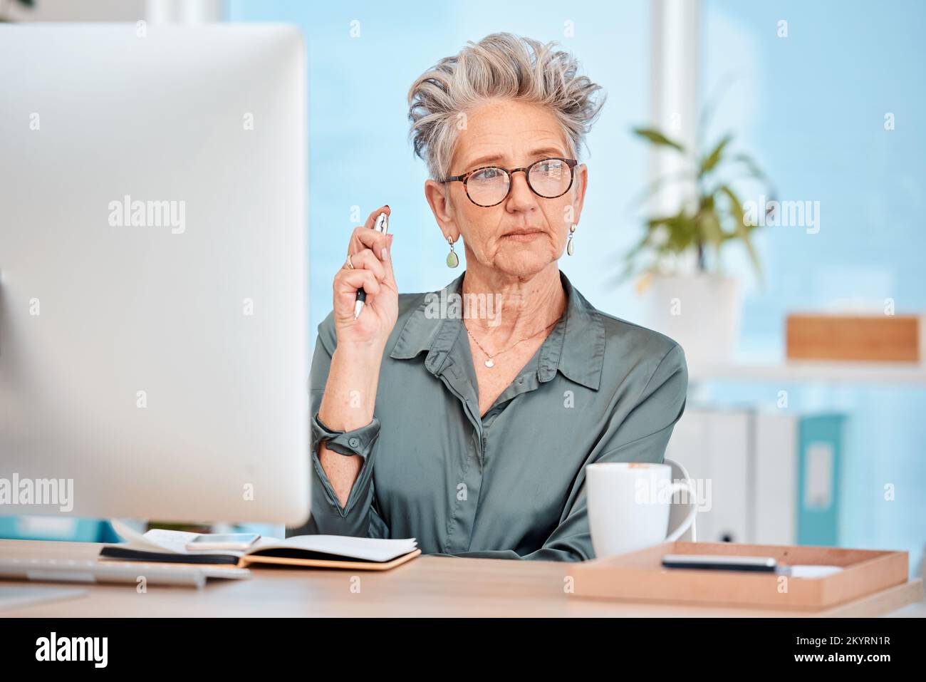 Geschäftsfrau, Denkfähigkeit und Brainstorming, um ein Marketingprojekt im Büro am Schreibtisch zu beginnen. Planung mit einer leitenden Mitarbeiterin, die mit arbeitet Stockfoto