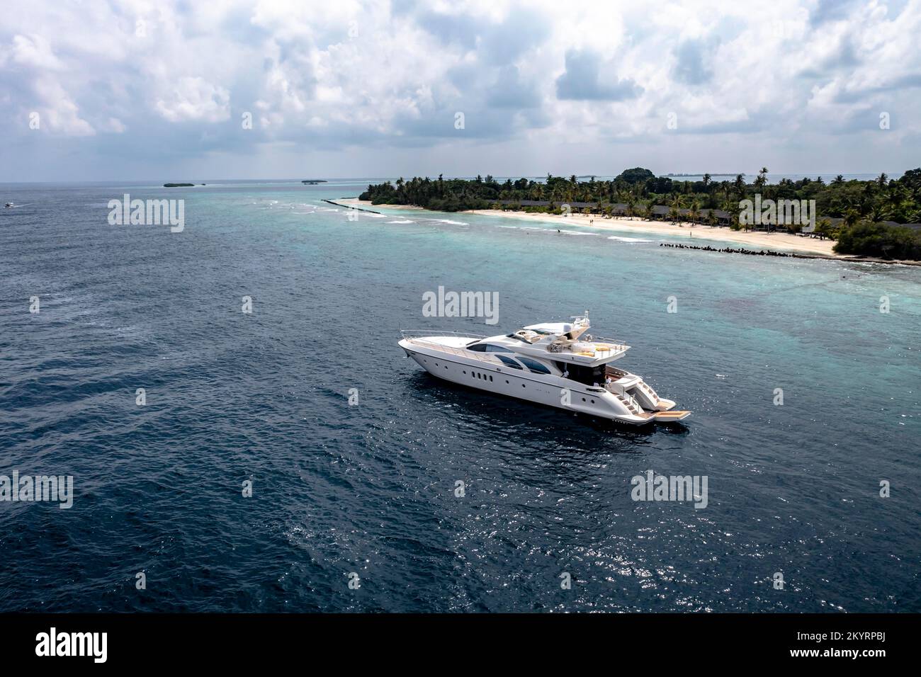 Luftaufnahme, Luxusmotoryacht vor der Küste von Lhaviyani Atoll, Kuredu, Lhaviyani Atoll, Malediven, Indischer Ozean, Asien Stockfoto