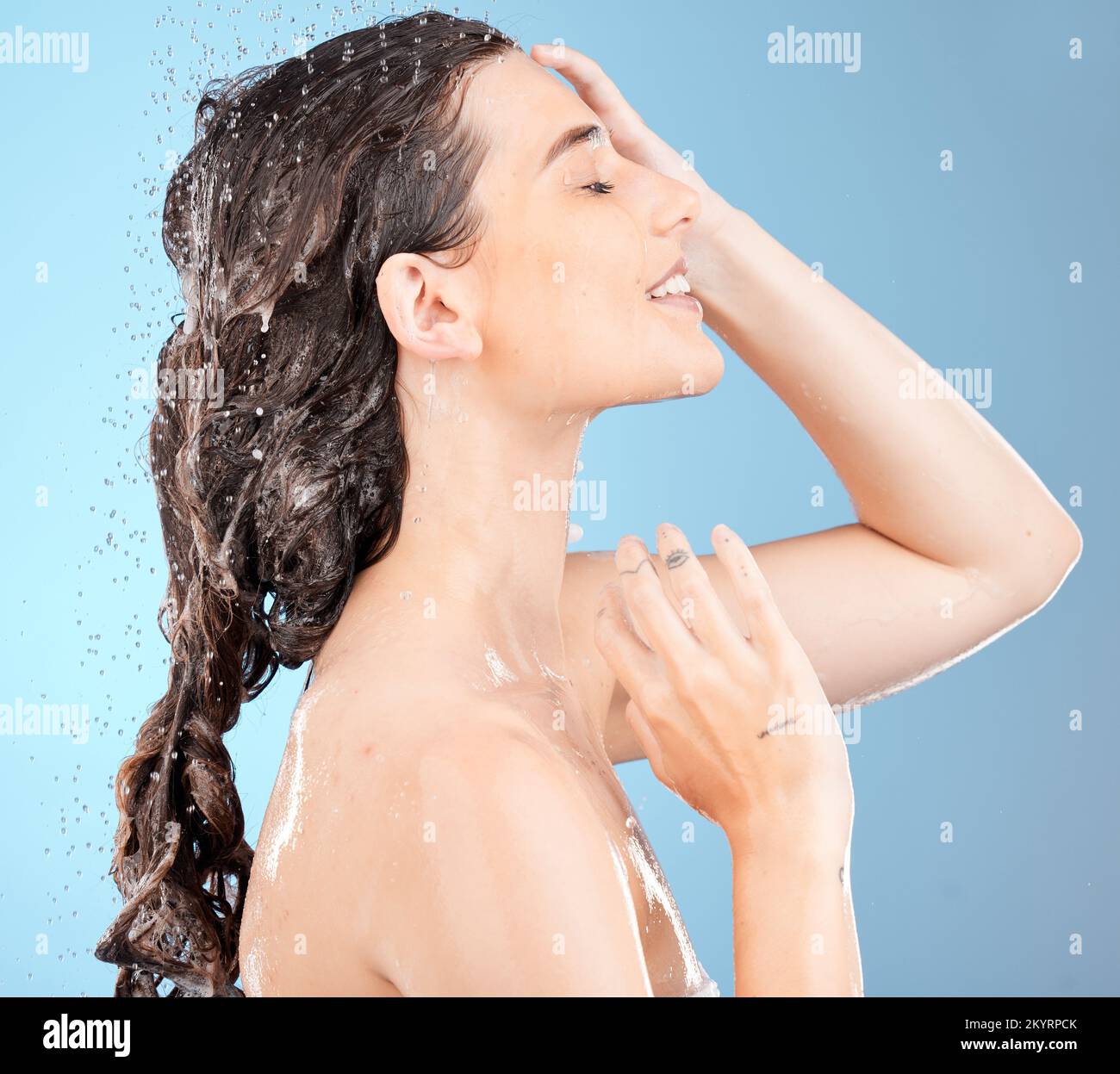 Dusche, Wasser und Frau reinigt Körper und Haare für Haut Wellness, Gesundheit und Waschen. Wasserspritzer, Kosmetik- und Schönheitspflege eines Models, der Hautpflege macht und Stockfoto
