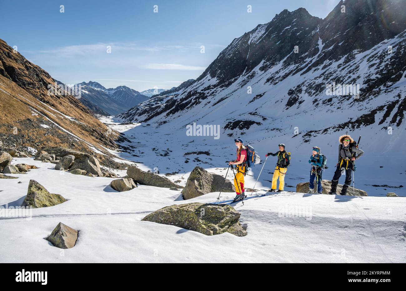 Skitouristen auf dem Aufstieg, Berge im Winter mit Schnee, Stubai-Alpen, Tirol, Österreich, Europa Stockfoto