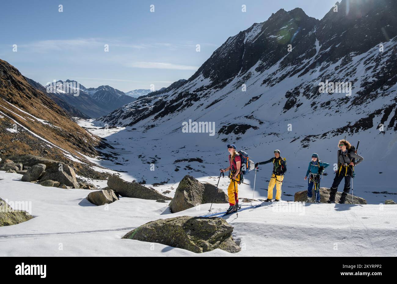 Skitouristen auf dem Aufstieg, Berge im Winter mit Schnee, Stubai-Alpen, Tirol, Österreich, Europa Stockfoto