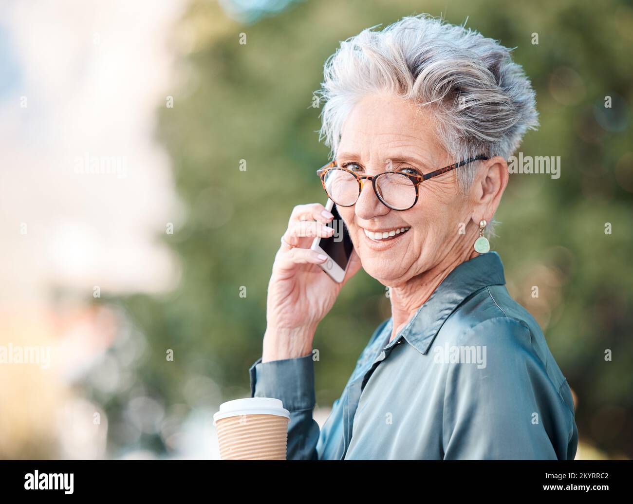 Geschäftsfrau, Telefonat und Kaffee mit Kommunikation, Unterhaltung und Porträt mit fröhlichem Lächeln draußen in Australien. Seniorin in Pause Stockfoto