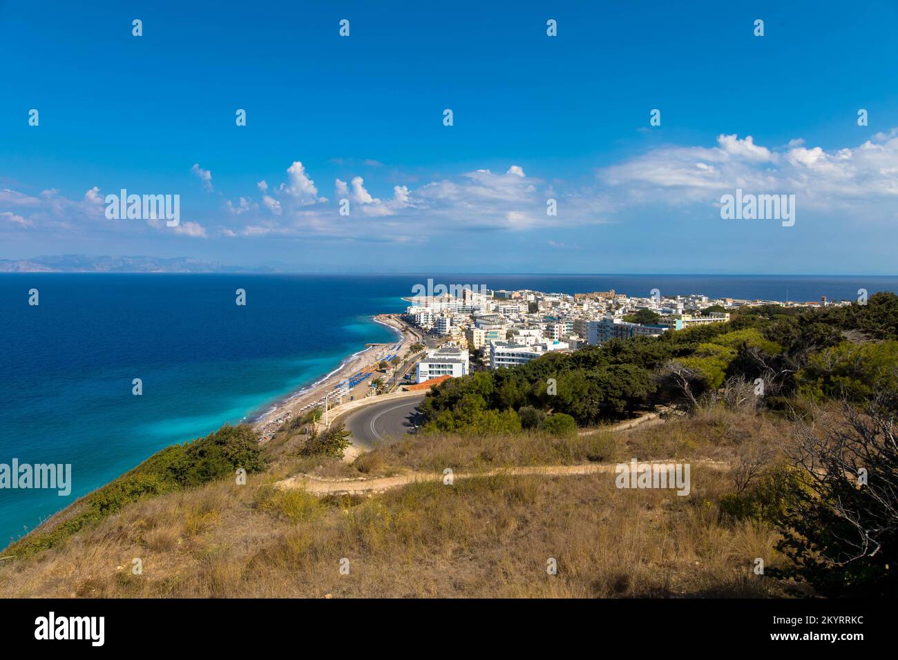 Blick aus der Vogelperspektive auf Rhodos Stadtinsel mit Wolkenkratzern und dem berühmten Elli Beach. Berühmtes Touristenziel in Südeuropa. Rhodos-Insel, Griechenland. Stockfoto
