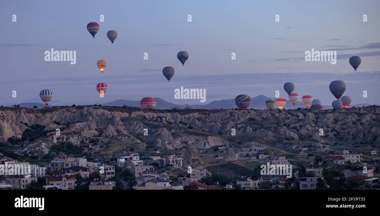 GOREME/TÜRKEI - 29. Juni 2022: Landschaft mit Heißluftballons am Himmel bei Sonnenaufgang Stockfoto