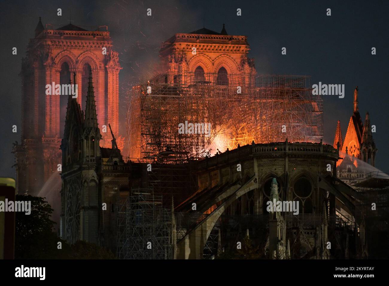 Großer Blick auf das Feuer der Kathedrale Notre-Dame de Paris - PARIS, FRANKREICH - 15. APRIL 2019 Stockfoto