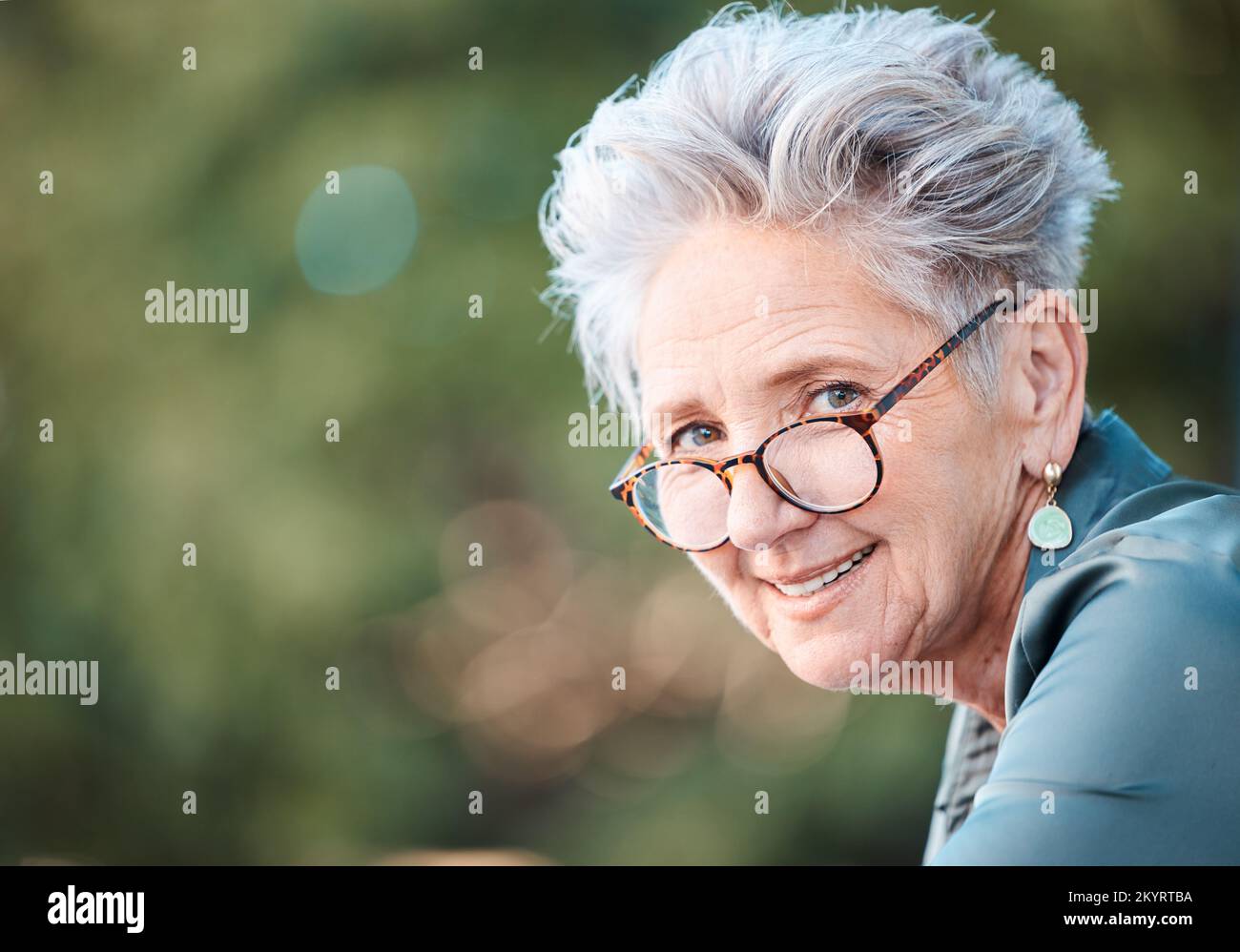 Natur, Porträt und leitende Geschäftsfrau im Bürogarten während ihrer Mittagspause. Glücklicher, lächelnder und älterer professioneller Manager Stockfoto