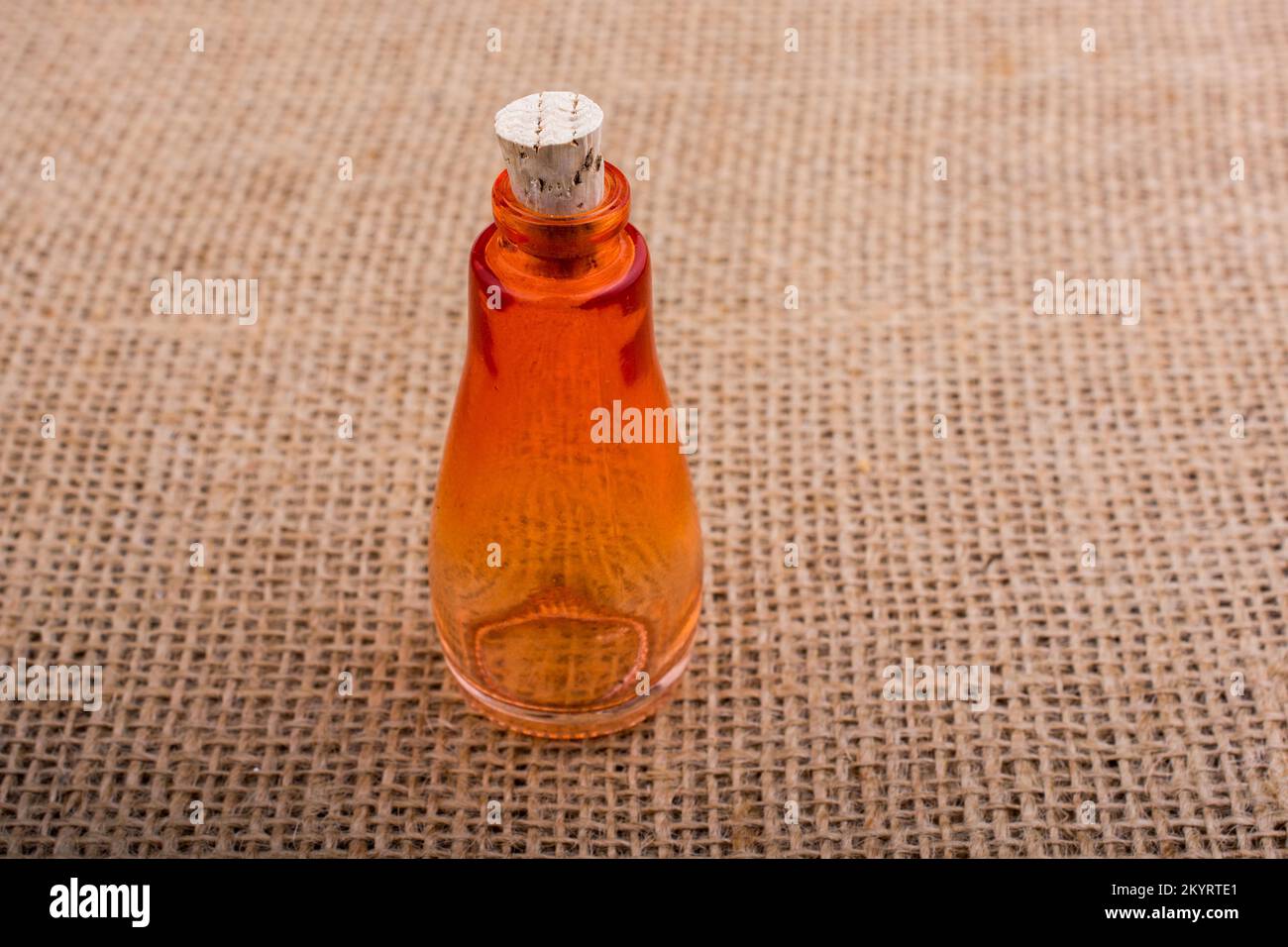 Bunte leere Flasche platziert auf einer Leinwand Stockfoto