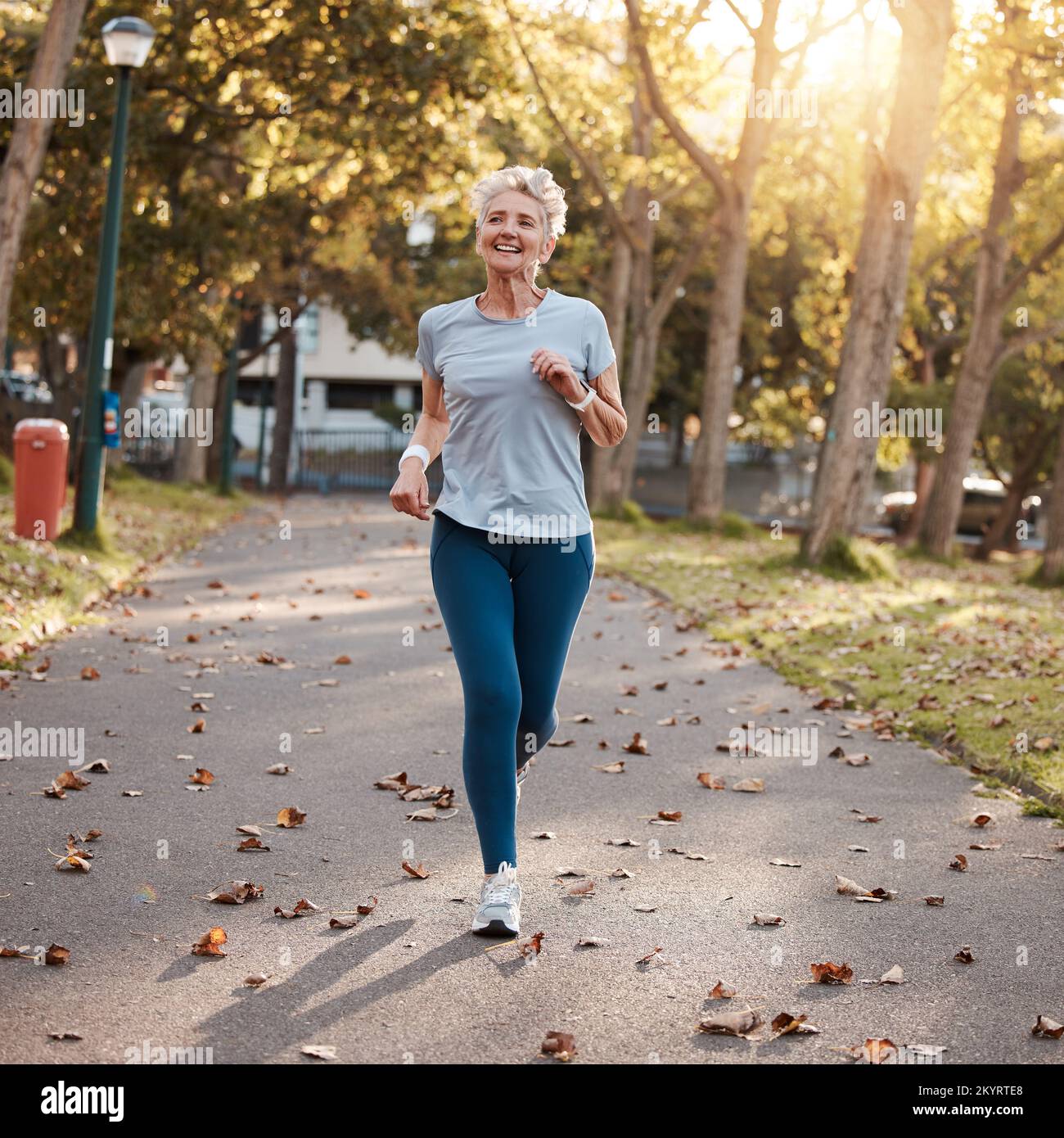 Park, Lauf und Fitness mit einer Seniorin im Freien für Kardio- oder Ausdauertraining im Sommer. Sport, Bewegung und Gesundheit bei einer reifen Frau Stockfoto