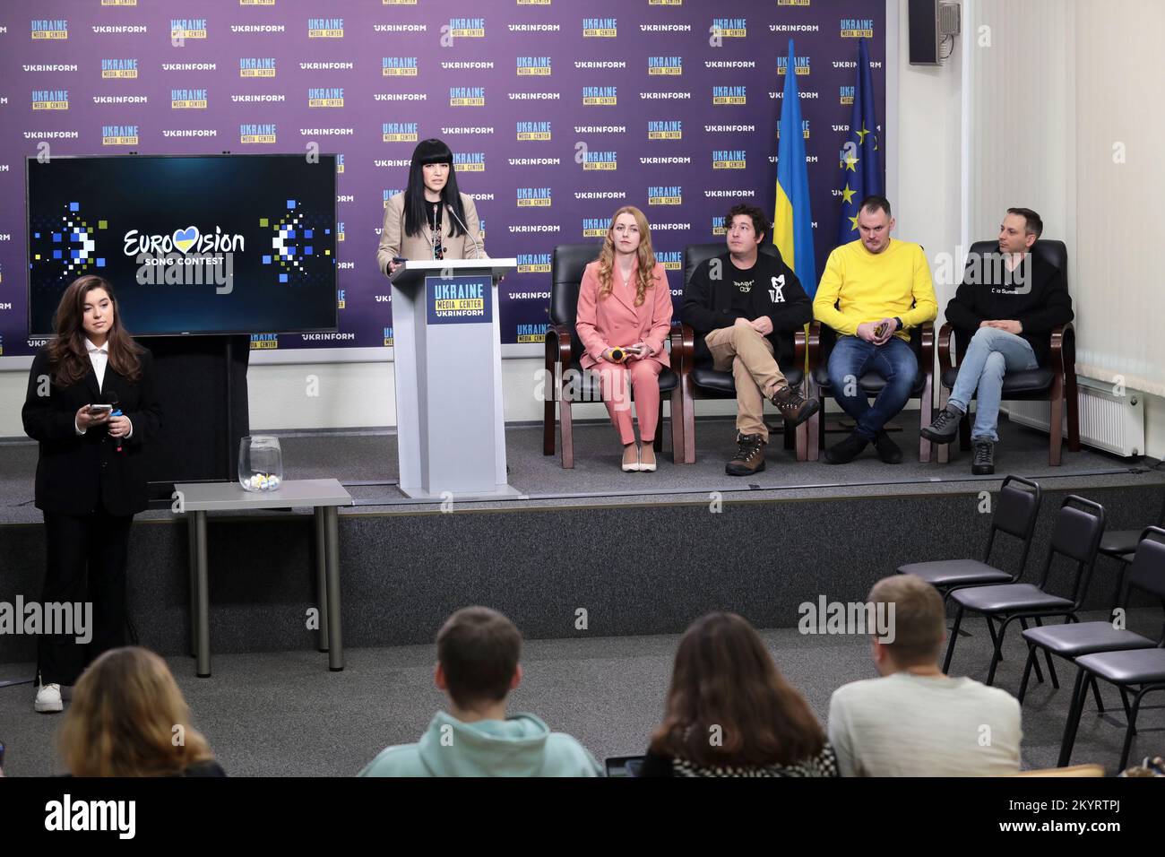 Nicht exklusiv: KIEW, UKRAINE - 1. DEZEMBER 2022 - Gastgeberin Anna Tulieva, Moderatorin Olha Atamanova, Leiter der ukrainischen Delegation bei der Eurovision so Stockfoto