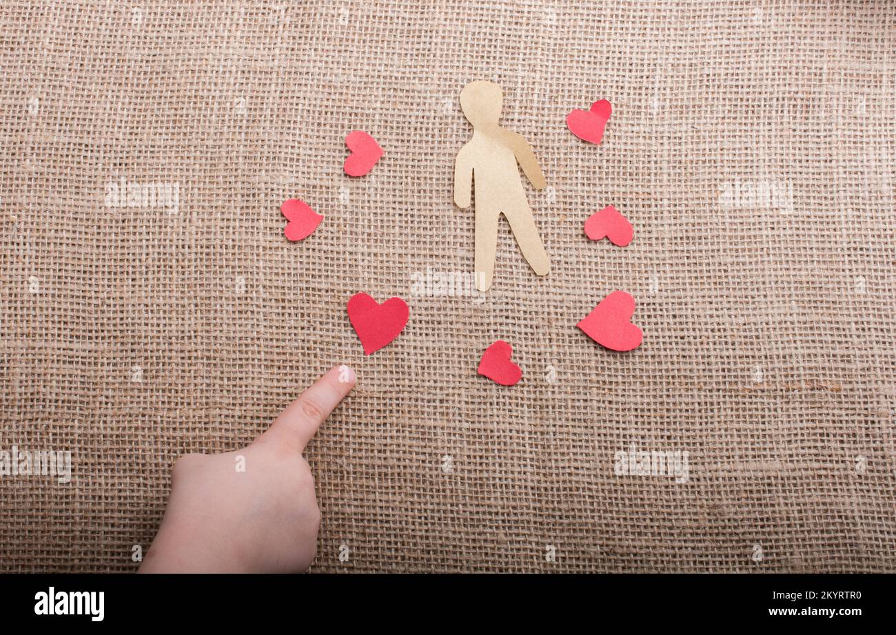 Liebe Konzept für mit Papier Herzen und Papier Mann Stockfoto