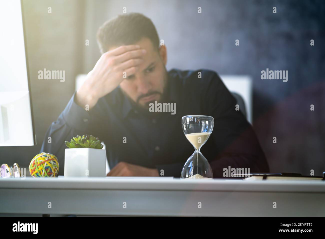 Verspätete Rechnung Und Rechnungsstellung Mit Hourglass Am Schreibtisch Stockfoto