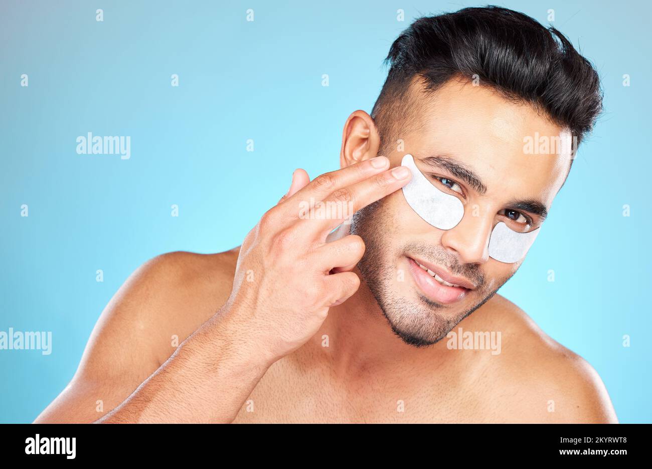 Mann, Hände und Gesicht mit Augenklappe für Hautpflegeporträt, Beauty Wellness oder Luxus-Spa-Kosmetik. Model, Lächeln und glücklich im Studio für Dermatologie Stockfoto