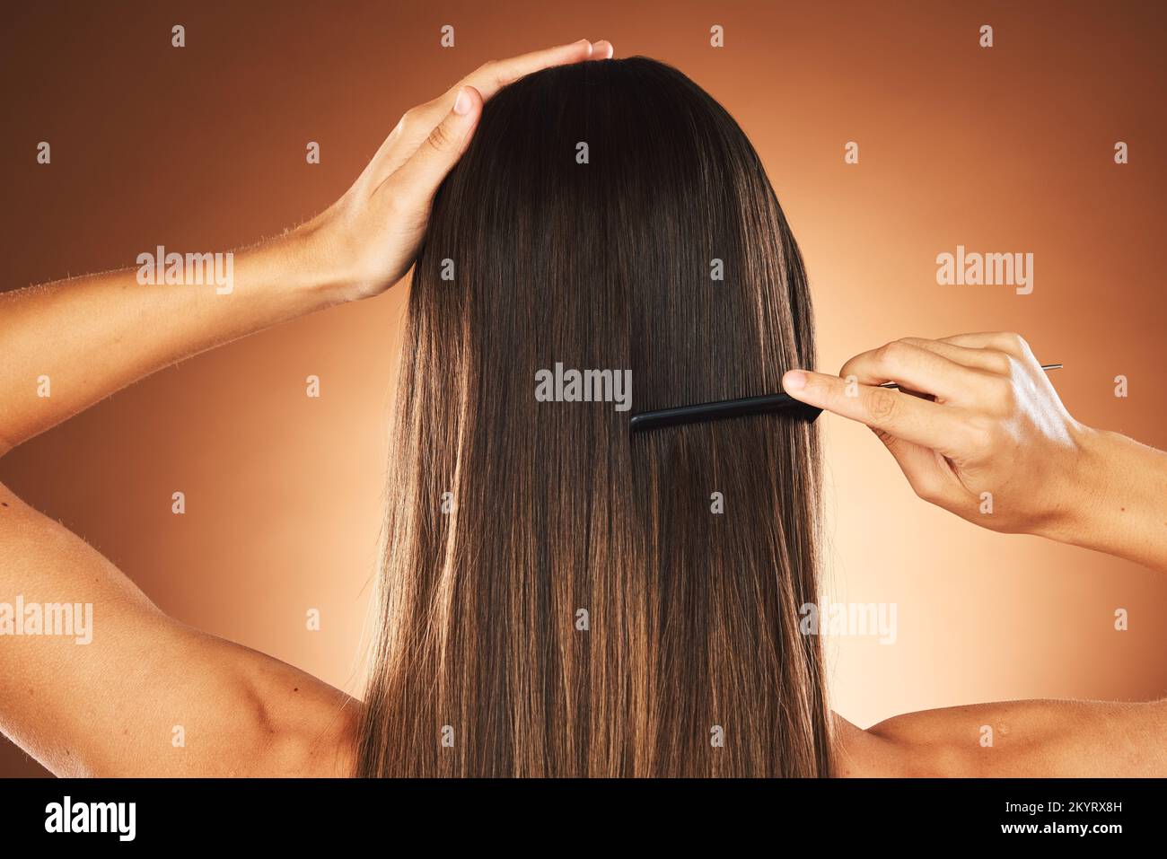 Haarpflege, Salon und Rücken von Frauen, die Haare bürsten, gesunde Schönheit und Kammhaar vor braunem Studiohintergrund. Wellness, morgendliche Routine und Stockfoto