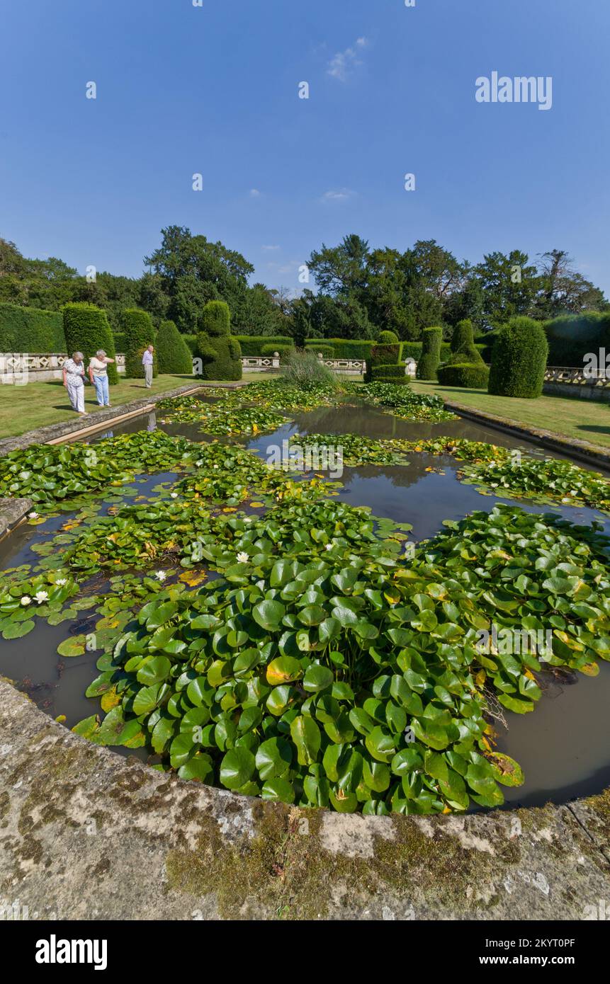 Formale Gärten auf dem Gelände des ab-Palast, ein stattliches Haus in Northamptonshire, Großbritannien Stockfoto