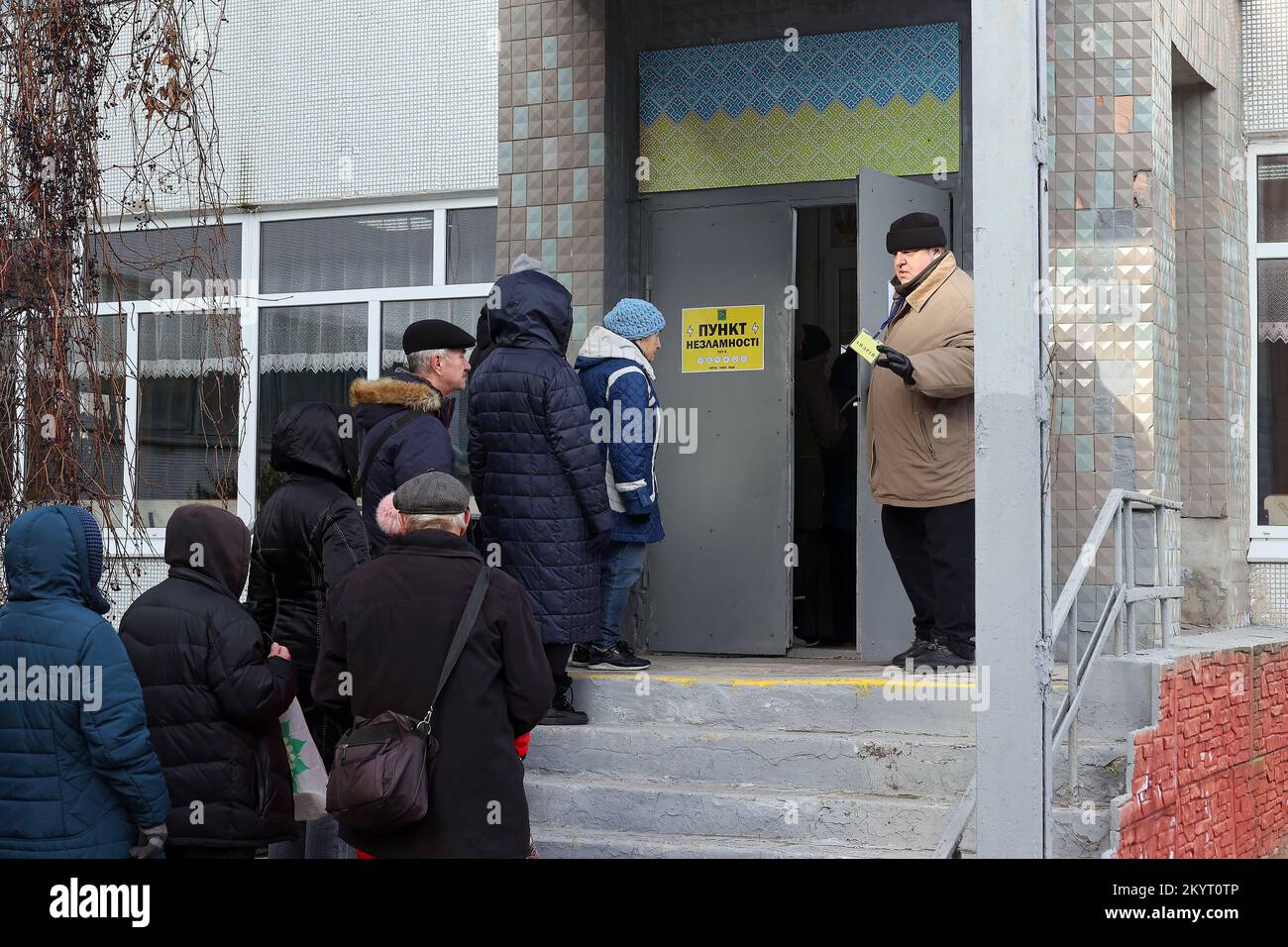 CHARKIV, UKRAINE 01. DEZEMBER 2022 Menschen stehen vor einer