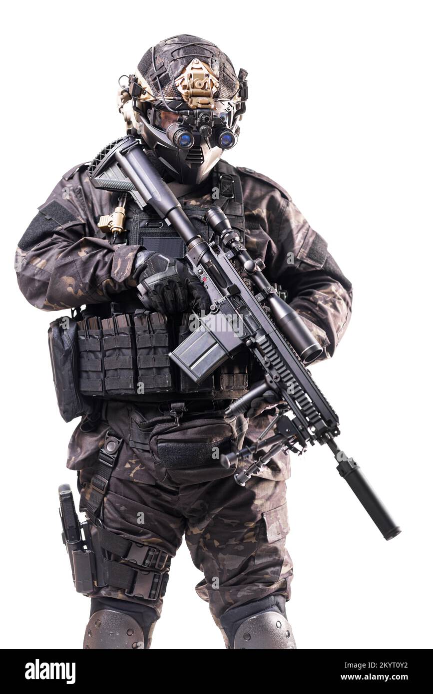 Voll ausgestatteter Soldat in taktischer Kleidung und Ausrüstung isoliert auf weißem Hintergrund. Stockfoto
