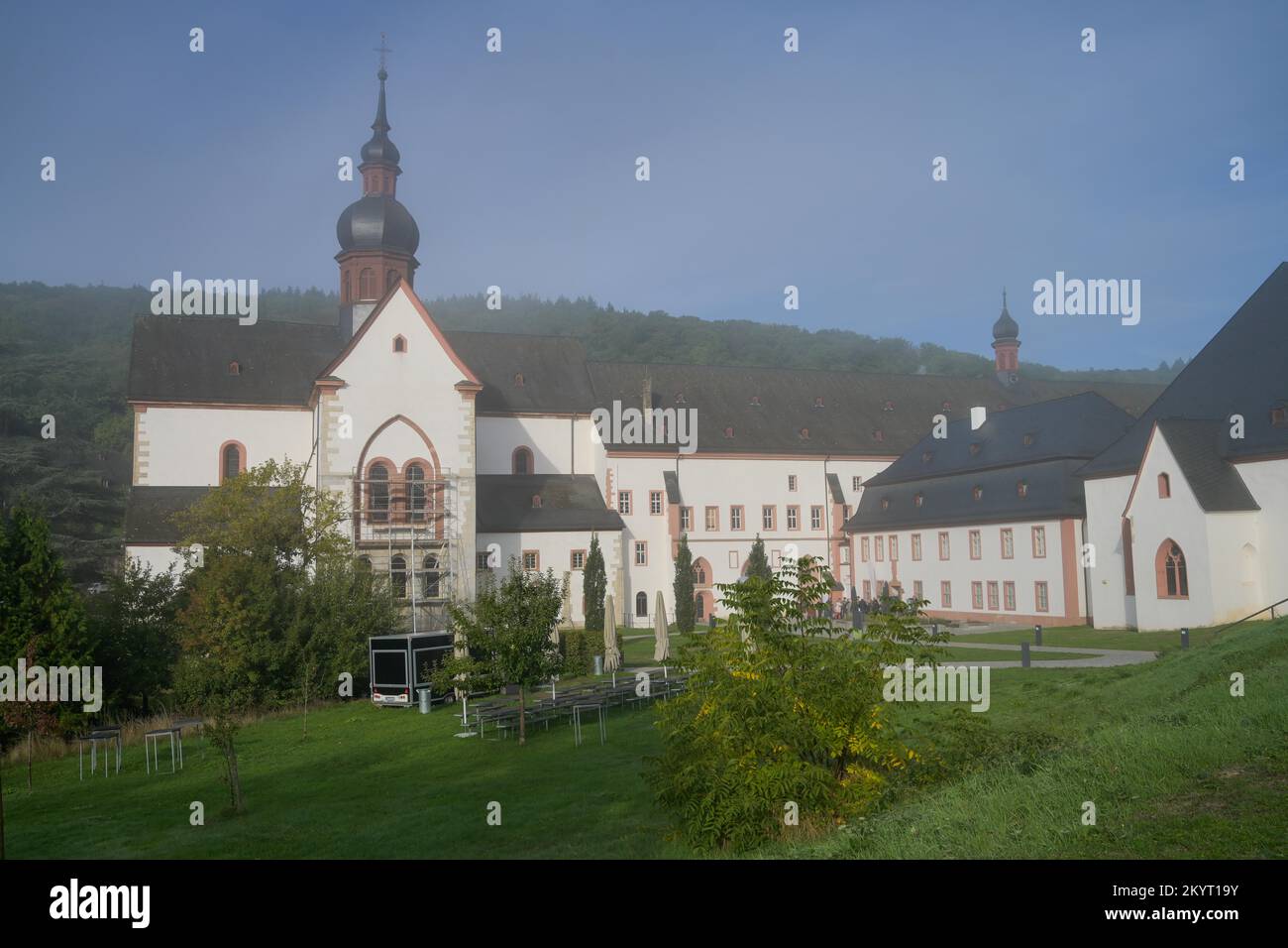 Morgennebel, Kloster Eberbach, Eltville, Hessen, Deutschland, Europa Stockfoto