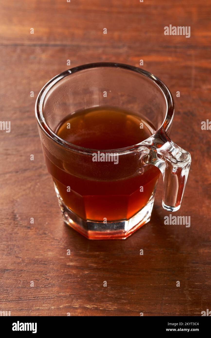 Eine kleine Tasse klaren arabica-Kaffee auf einem Holztisch Stockfoto