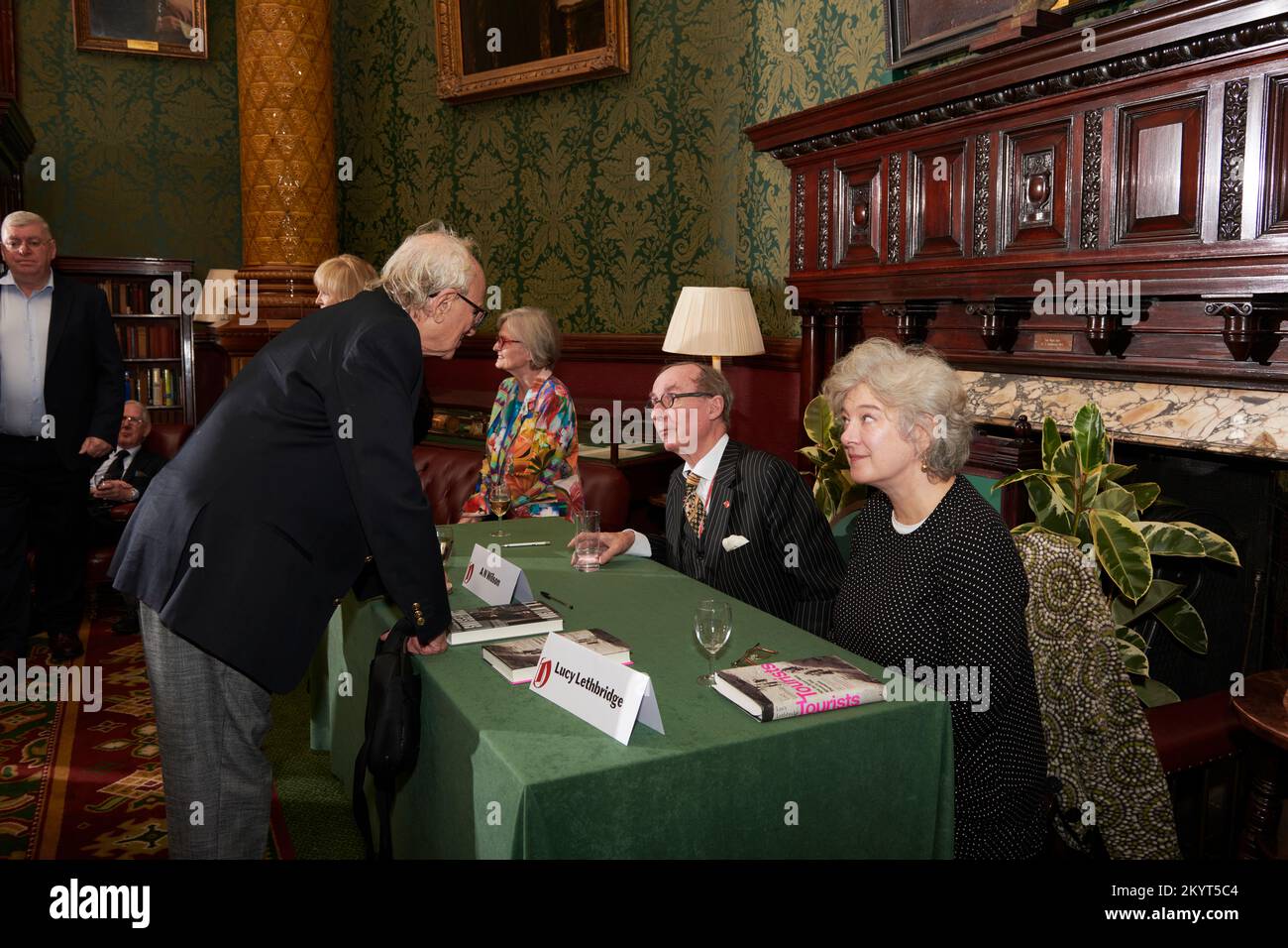 Peter Snow; Ann MacMillian; AN Wilson; Lucy Lethbridge; Oldie lit Lunch 15-11-22 The Liberal Club; Stockfoto