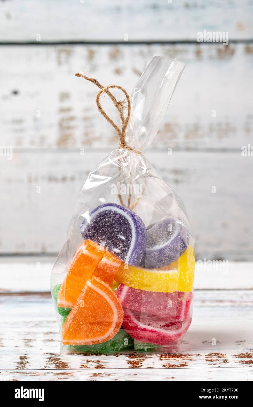 Türkische Delikatesse mit Fruchtgeschmack. Türkische Köstlichkeiten. Türkische Köstlichkeiten mit Obstform auf Holzboden. Schließen Stockfoto