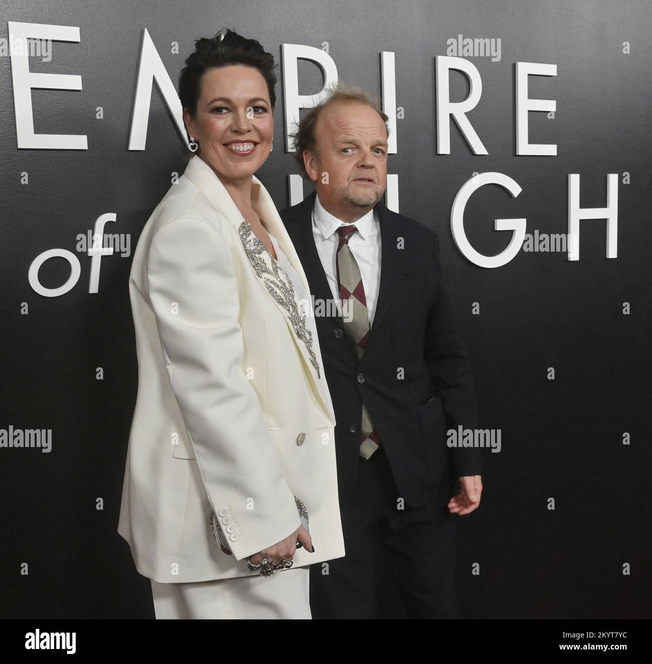 Die Schauspieler Olivia Colman (L) und Toby Jones nehmen am Donnerstag, den 1. Dezember 2022, am Samuel Goldwyn Theater in Beverly Hills, Kalifornien, Teil an der Premiere des romantischen Films „Empire of Light“. Storyline: Hilary (Olivia Colman) ist eine Filmmanagerin, die mit ihrer psychischen Gesundheit kämpft, und Stephen (Micheal ward) ist ein neuer Mitarbeiter, der sich sehnt, der Provinzstadt zu entfliehen, in der er mit täglichen Widrigkeiten konfrontiert ist. Gemeinsam finden sie ein Gefühl der Zugehörigkeit und erleben die heilende Kraft von Musik, Kino und Gemeinschaft. Foto: Jim Ruymen/UPI Stockfoto