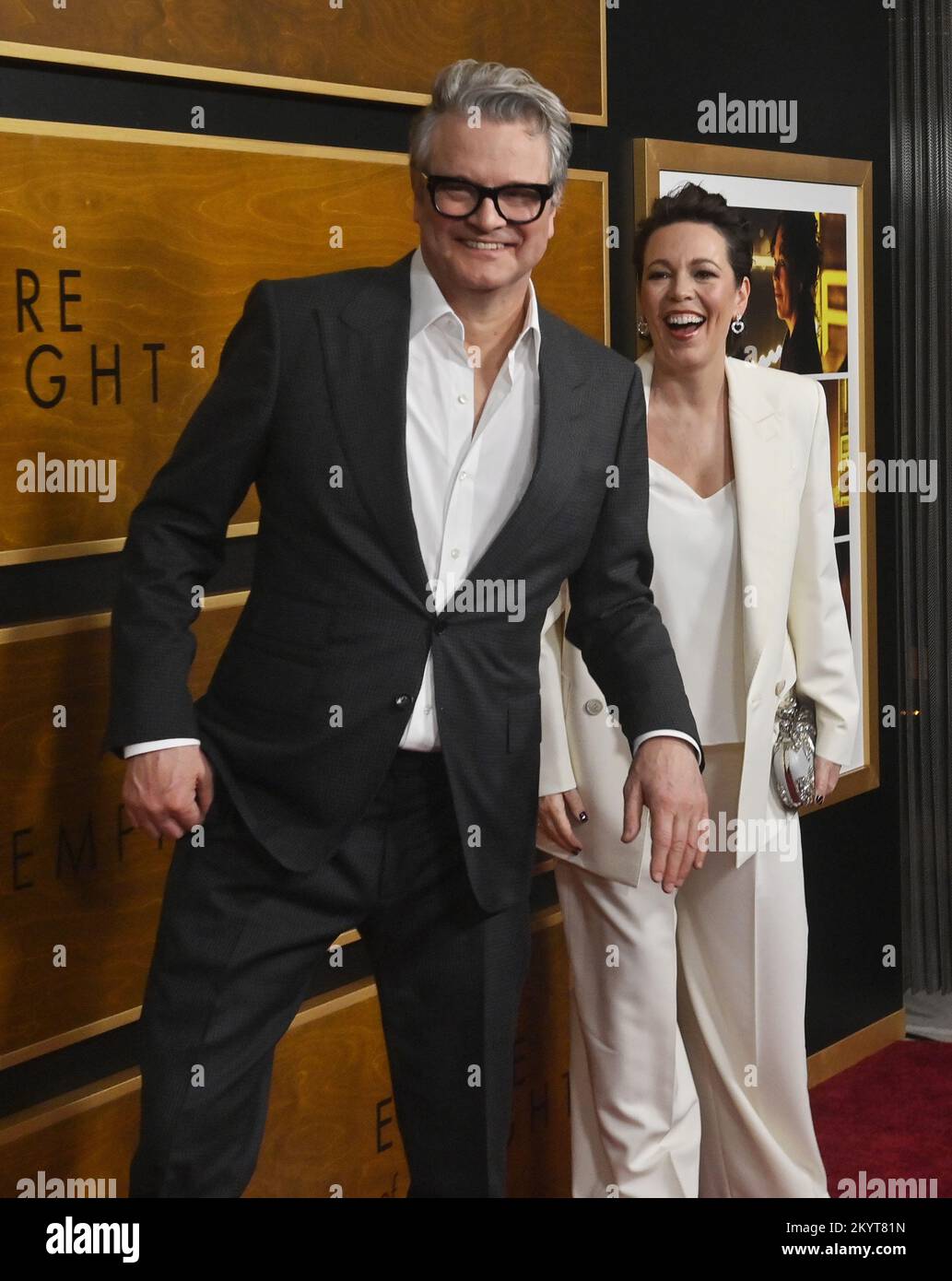 Die Schauspieler Colin Firth und Olivia Colman nehmen am Donnerstag, den 1. Dezember 2022, am Samuel Goldwyn Theater in Beverly Hills, Kalifornien, Teil an der Premiere des romantischen Filmdramas "Empire of Light". Storyline: Hilary (Olivia Colman) ist eine Filmmanagerin, die mit ihrer psychischen Gesundheit kämpft, und Stephen (Micheal ward) ist ein neuer Mitarbeiter, der sich sehnt, der Provinzstadt zu entfliehen, in der er mit täglichen Widrigkeiten konfrontiert ist. Gemeinsam finden sie ein Gefühl der Zugehörigkeit und erleben die heilende Kraft von Musik, Kino und Gemeinschaft. Foto: Jim Ruymen/UPI Stockfoto