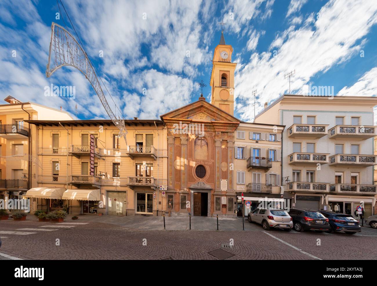 Borgo San Dalmazzo, Cuneo, Italien - 01. Dezember 2022: kirche der Bruderschaft Santa Croce (Heiliges Kreuz) mit Glockenturm zwischen den Palästen des piazza Mart Stockfoto