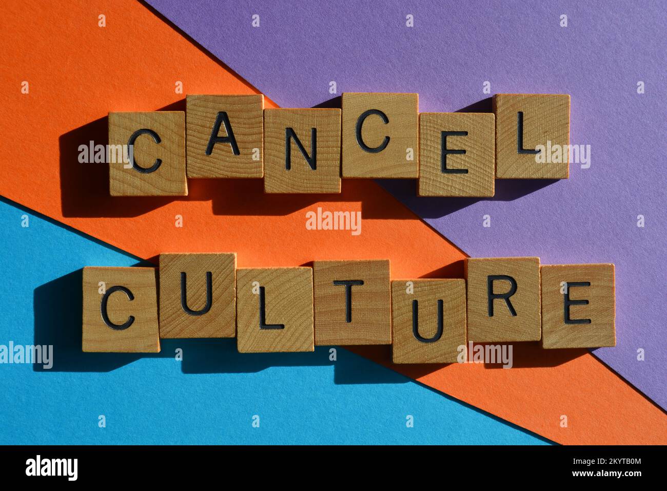 Cancel Culture, Wörter in hölzernen Buchstaben isoliert auf farbenfrohem Hintergrund Stockfoto