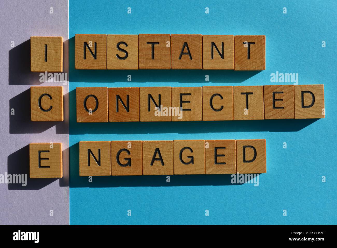 ICE-Akronym für Instant Connected Engaged, Marketing-Schlagwörter in hölzernen Buchstaben, die auf dem Hintergrund gleichgesetzt sind Stockfoto