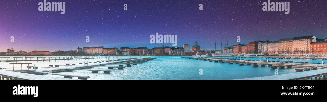 Helsinki, Finnland. Sehr Peripher Sternenhimmel. Panoramablick Auf Die Kanavaranta-Straße Mit Uspenski-Kathedrale Und Pohjoisranta-Straße Bei Sonnenaufgang Stockfoto