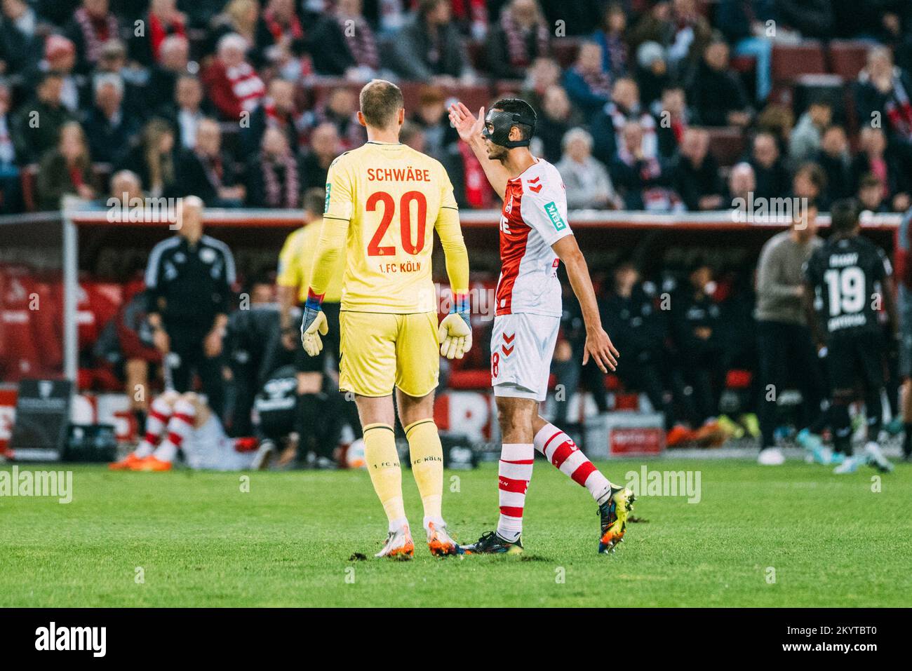 Köln, 09.11.22: Ellyes Skhiri 1.FC Köln (R) und Torwart Marvin Schwäbe (Köln) diskutieren beim Spiel der 1.Bundesliga 1.FC Köln vs. Bayer 04 Leverkus Stockfoto