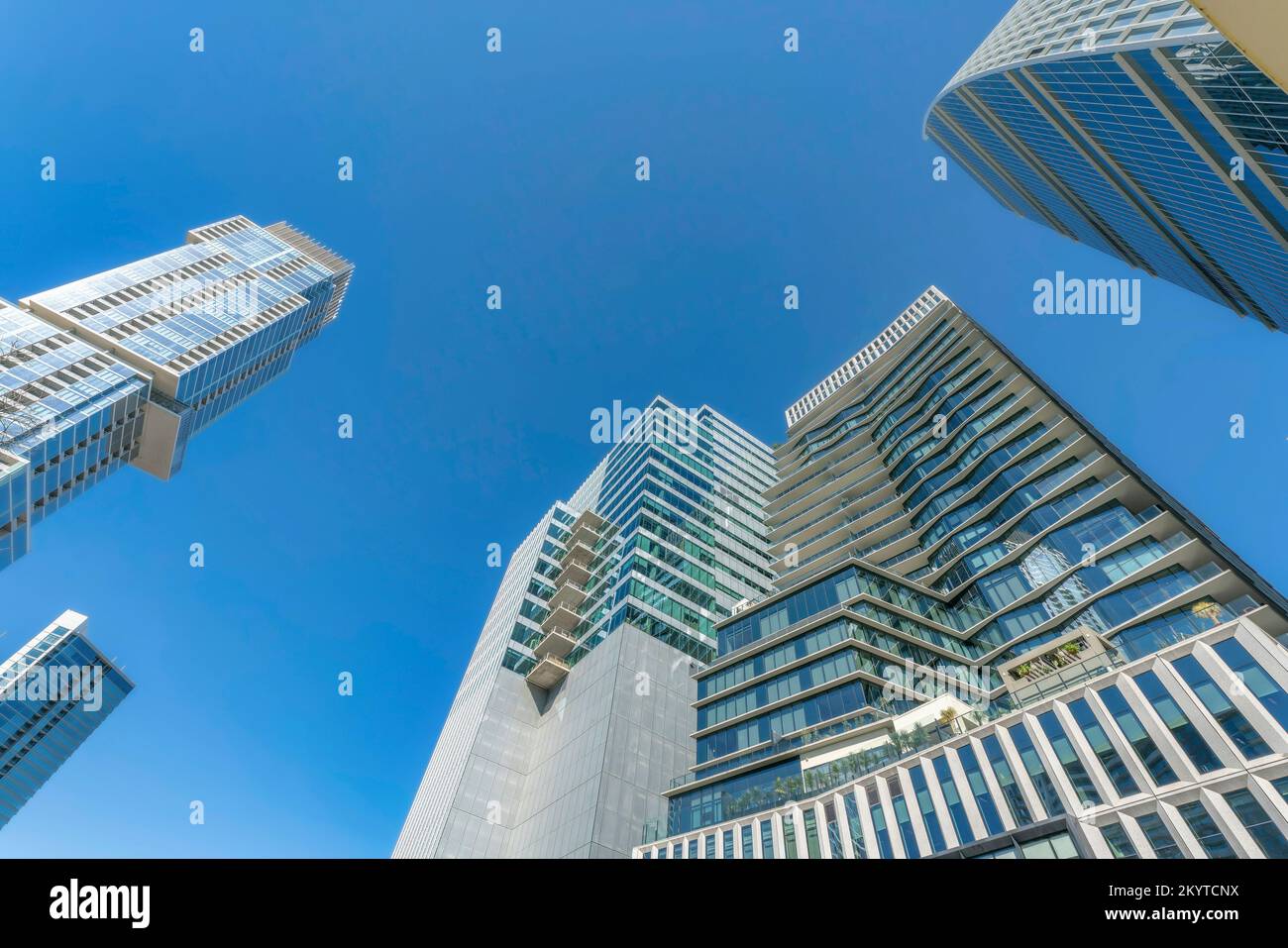 Austin, Texas: Moderne Wohntürme mit Blick aus einem niedrigen Winkel. Benachbarte Wolkenkratzer mit Balkonen und Glasfassade vor dem Hintergrund des blauen Himmels Stockfoto