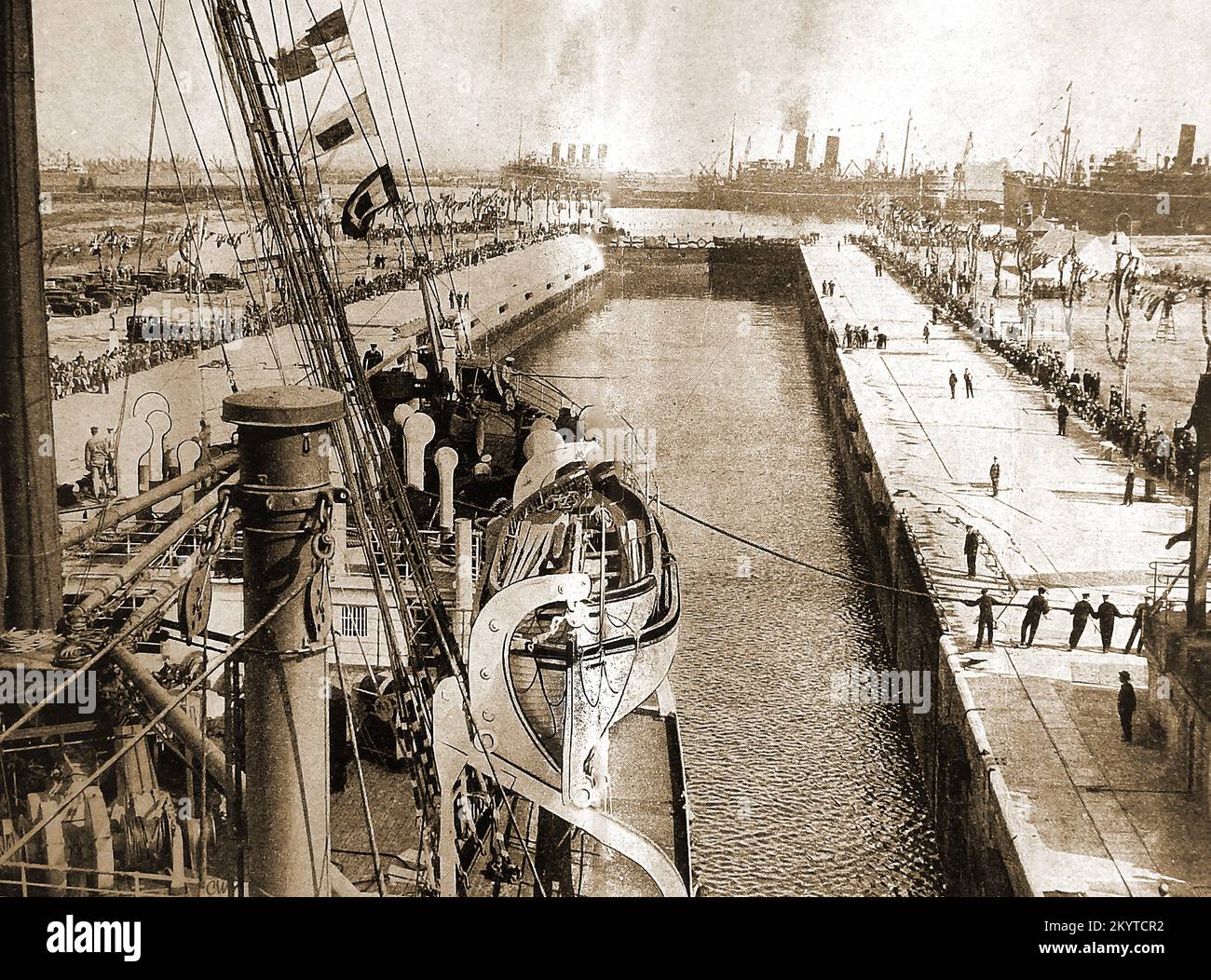 Ein Bild aus den 1940er Jahren von einem Schiff, das das Trockendock bei Tilbury Docks, Großbritannien, betritt Stockfoto
