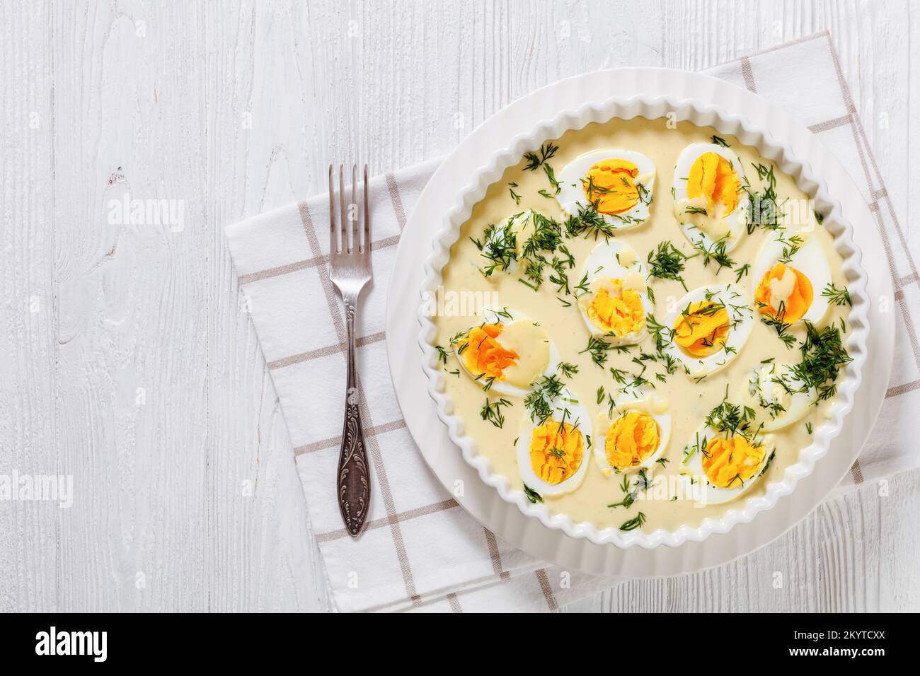 Senfeier, hart gekochte Eier in satter, cremiger Senfsauce in weißer ...