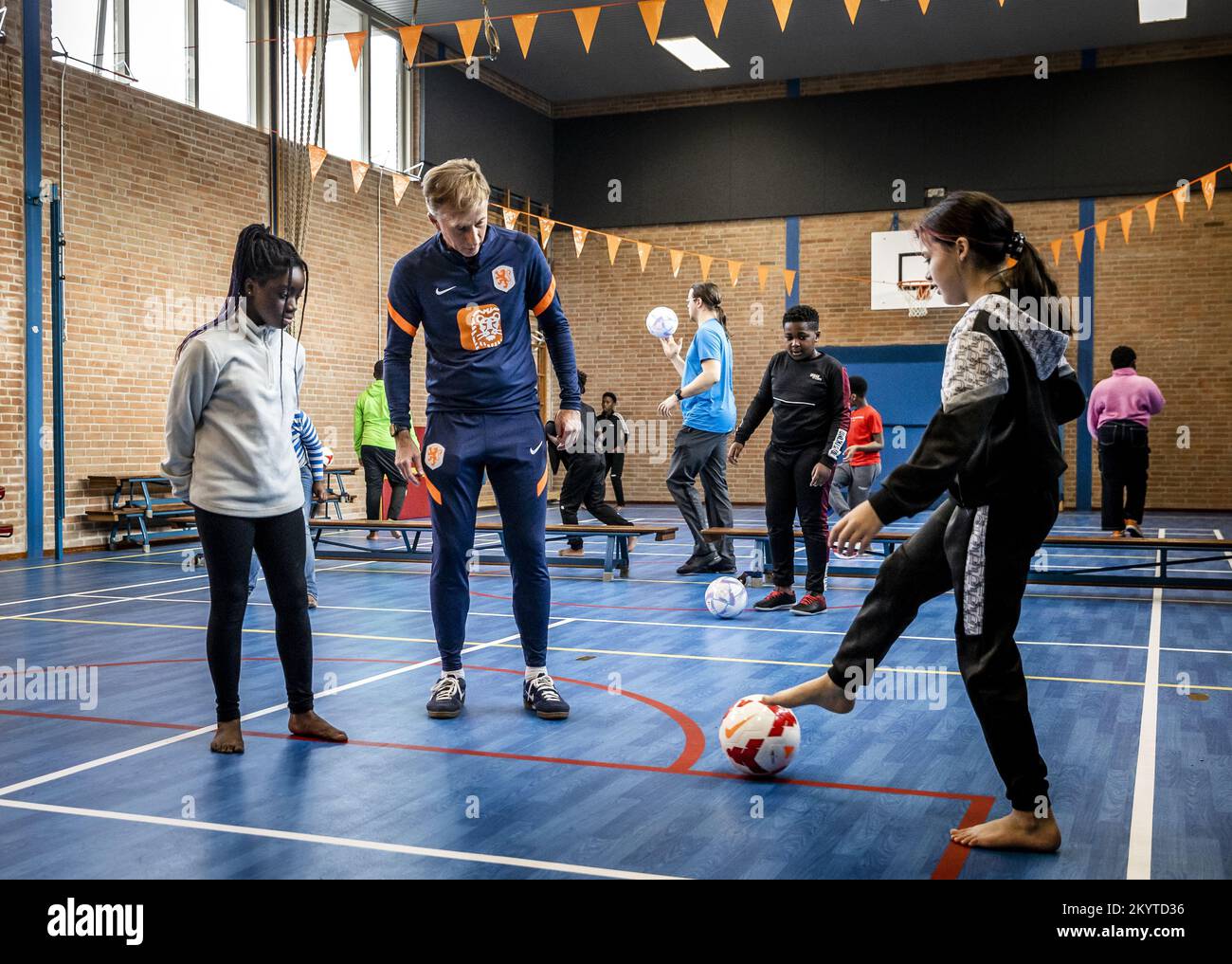 AMSTERDAM - 02/12/2022, Andries Jonker, nationaler Trainer des Oranje Leeuwinnen, gibt Fußballunterricht an seiner alten Schule, der Amsterdam Van Houte Schule für Sonderausbildung, im Rahmen des Schulfußballs im Klassenzimmer. ANP REMKO DE WAAL niederlande raus - belgien raus Stockfoto