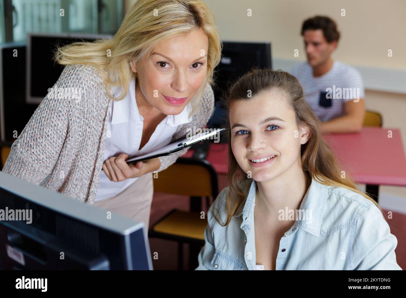 Porträt einer reifen Lehrerin mit einer Schülerin Stockfoto