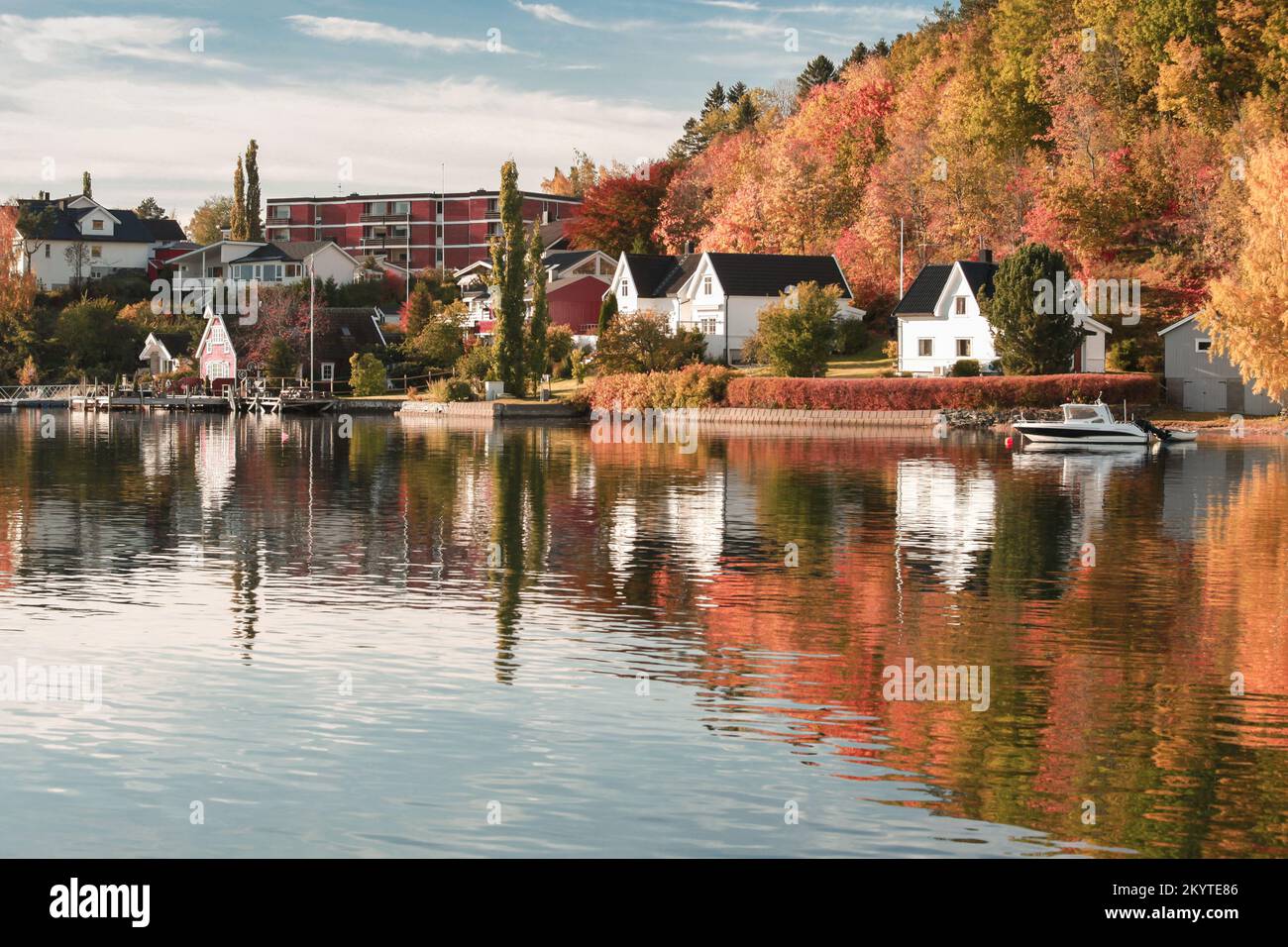 Norwegische Küstenlandschaft, Holzhäuser an einer Küste an einem sonnigen Herbsttag. Levanger Stadtblick, Region Trondheim, Norwegen Stockfoto