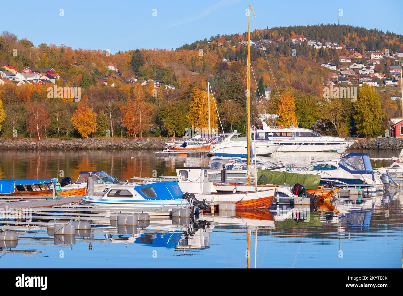 Stenkjer Marina an einem sonnigen Tag in der Region Trondheim. Norwegische Küstenlandschaft mit festsitzendem Segel und Motorbooten Stockfoto