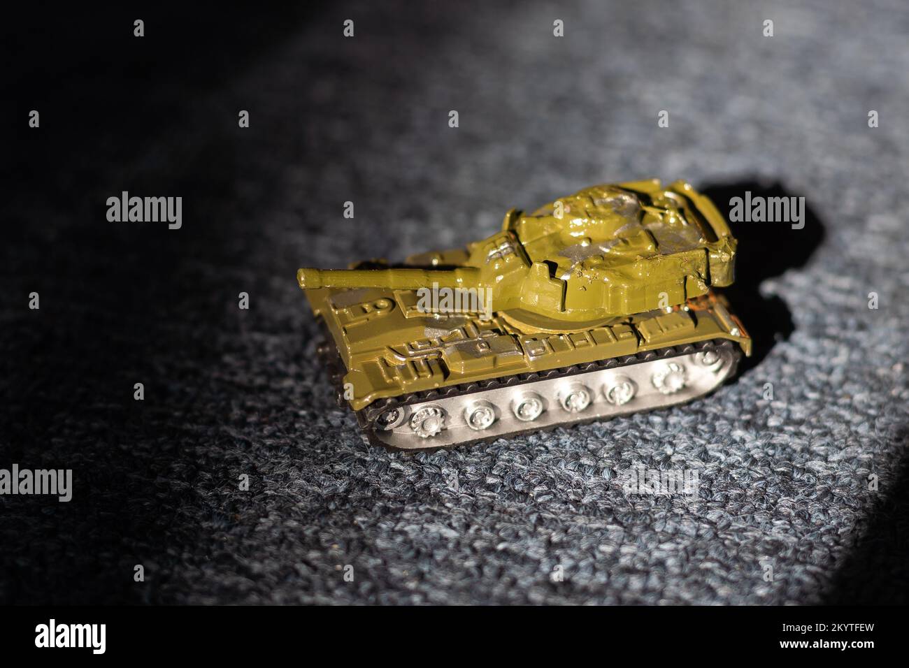 Spielzeug Tank mit Tarnfarbe. Militärfahrzeuge Spielzeug. Einfache billige Spielzeuge für Kinder, Kriegsführung, Kriegsgebiet Fahrzeuge Stockfoto