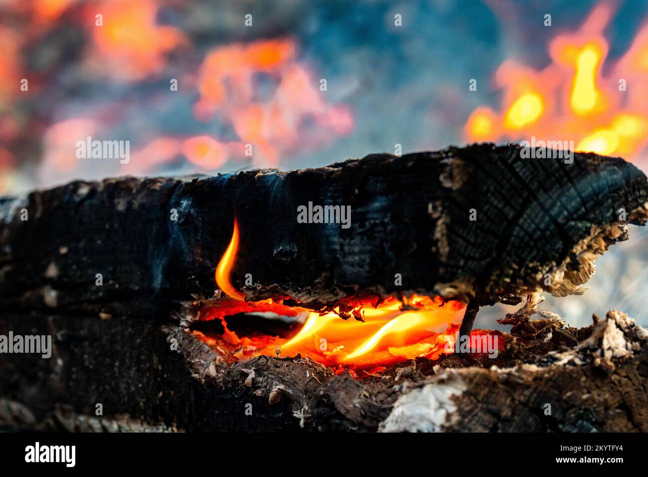 Ein Stück Holz brennt von innen Stockfoto