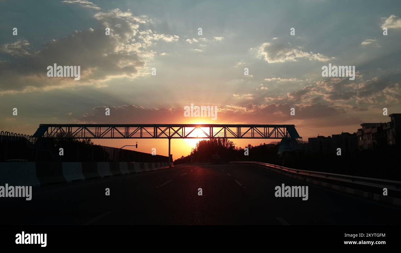 Silhouettenfotografie der ruhigen Straßen von Teheran am frühen Morgen Stockfoto