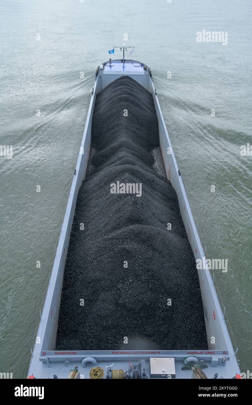 Frachtschiff mit Steinkohle auf dem Rhein, Mainz, Rheinland-Pfalz, Deutschland Stockfoto