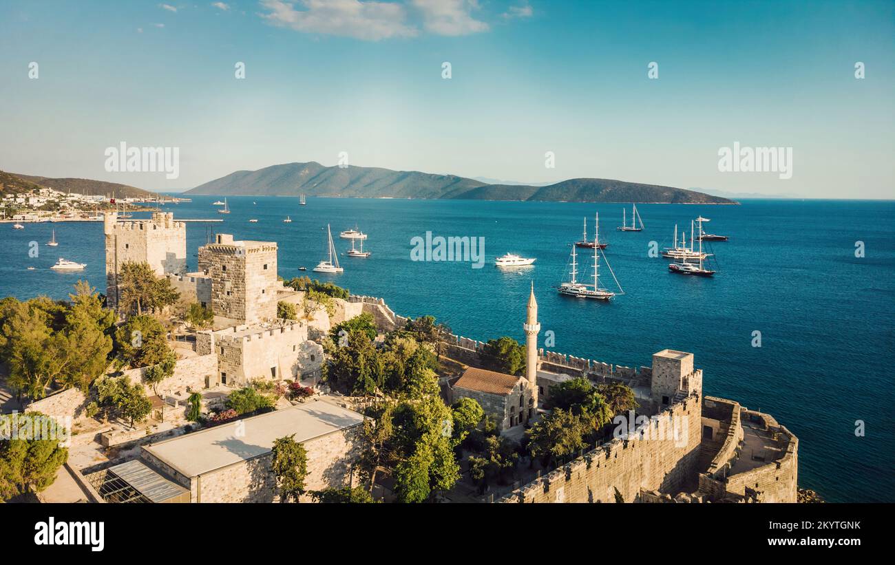 Schloss von St. Peter Bodrum Marina, Segelboote und Yachten in Bodrum, Türkei. Bild herunterladen Stockfoto