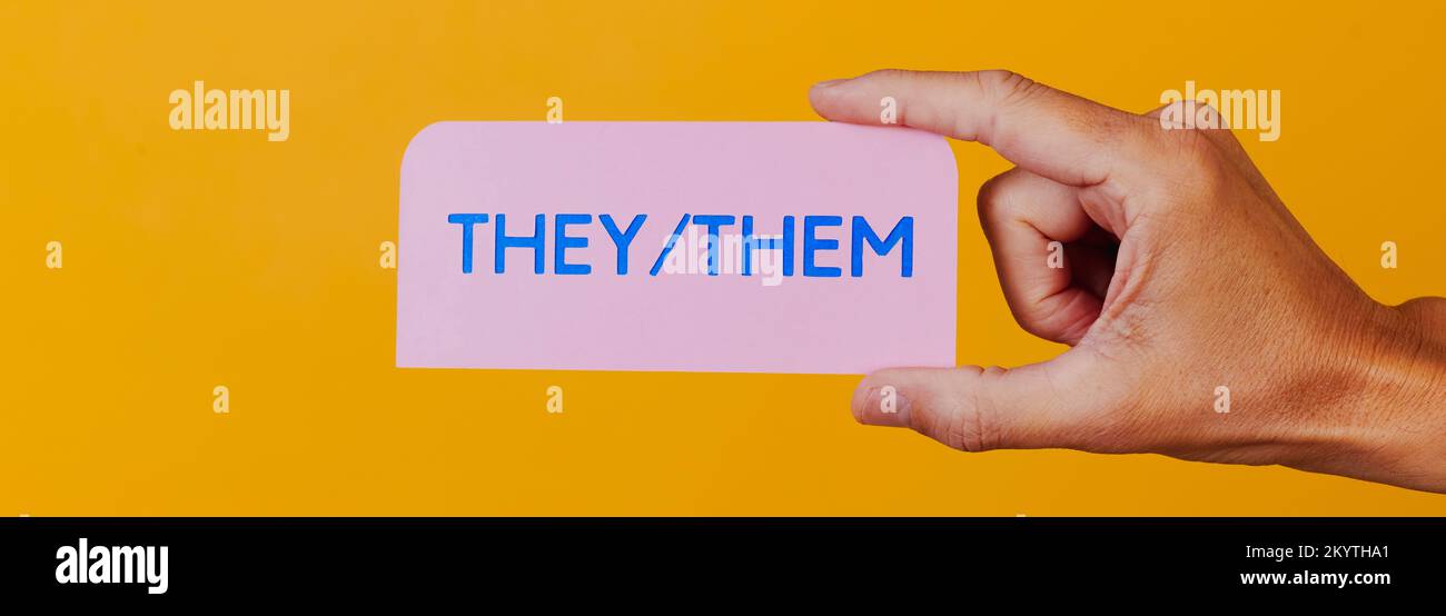 Person, die ein rosafarbenes Papierschild mit dem Text hält, den sie in Blau, auf orangefarbenem Hintergrund und in einem Panoramaformat als Webbanner oder Kopf trägt Stockfoto