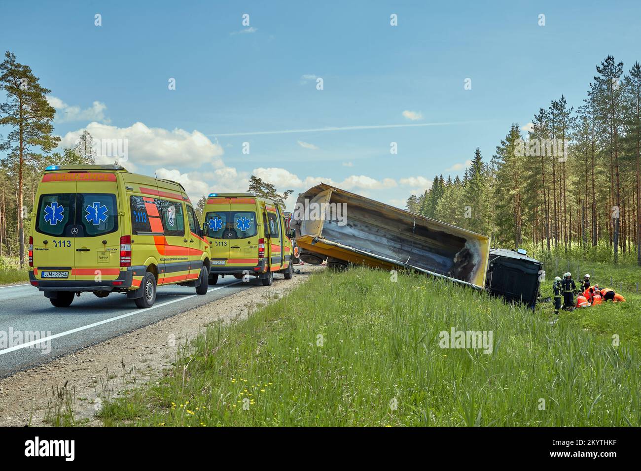 09. Juni 2021, Tinuzhi, Lettland: Auto nach Unfall auf einer Straße wegen Kollision mit einem Lkw, Transporthintergrund Stockfoto