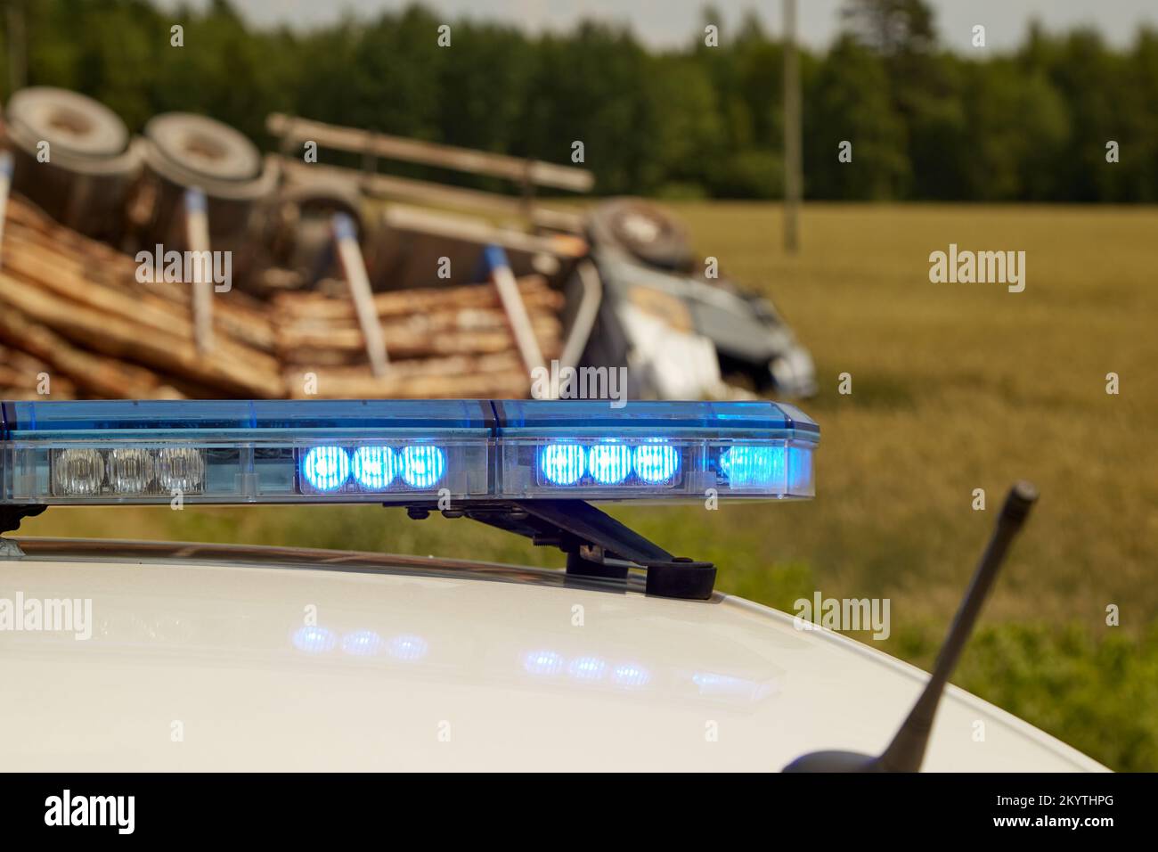 Polizeiwagen blau leuchtet auf einem Autounfallplatz Stockfoto