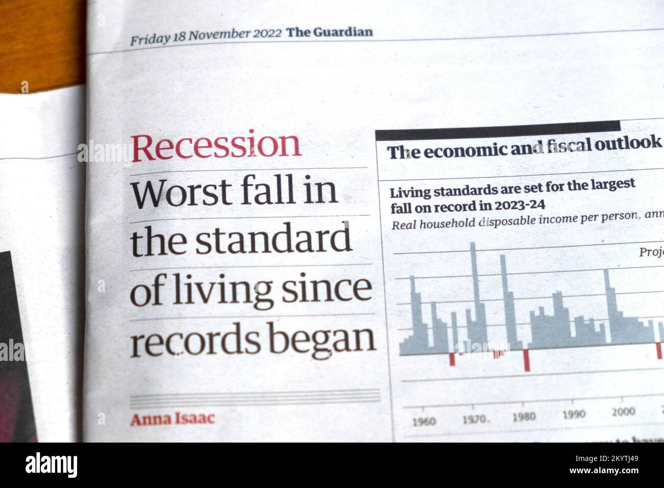 "Rezession schlimmster Fehler im Lebensstandard seit Beginn der Rekorde" Schlagzeile der Zeitung Guardian Britische Wirtschaft, Clipping am 18. November 2022 London UK Stockfoto