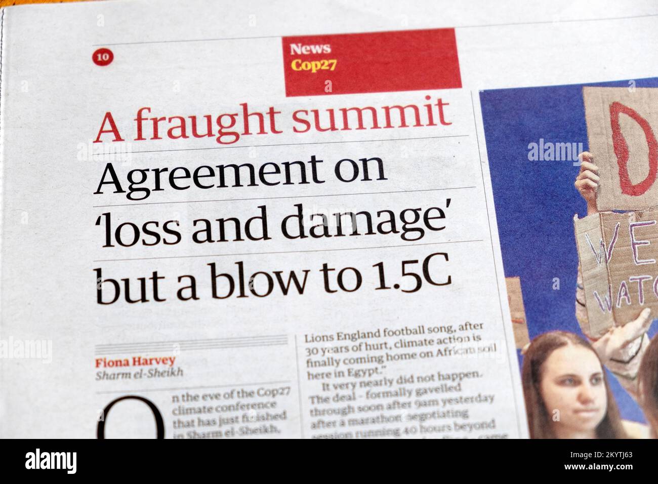 "A engeres Summit Agreement on 'Loss and Damage' but a blow to 1,5C" Schlagzeile der Zeitung Guardian Cop27, 21.. November 2022 London UK Stockfoto