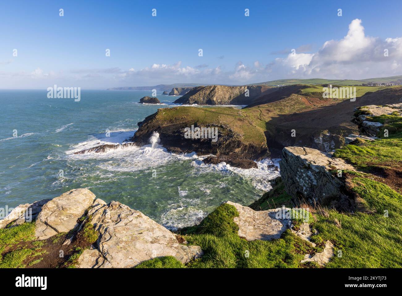 Tintagel Haven, Barra Nose und die Küste von Nord-Cornwall von Tintagel Island, Cornwall, England Stockfoto